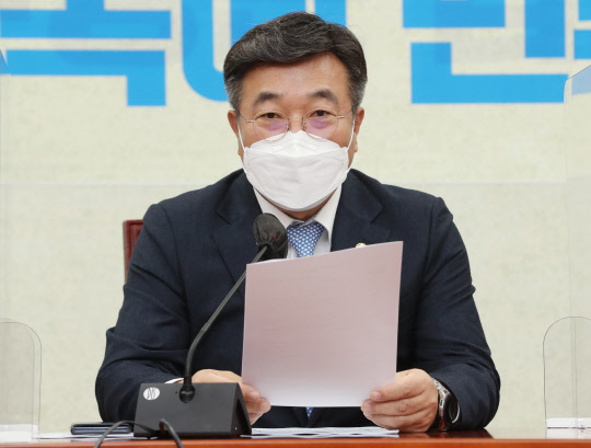 윤호중 민주당 원내대표가 16일 국회에서 열린 정책조정회의에서 발언하고 있다. 국회사진기자단=연합뉴스